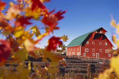 Beautiful Autumn Barn Photos - Fall Foliage Pictures