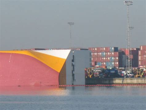 Accidents with Container Ships (95 pics) - Izismile.com