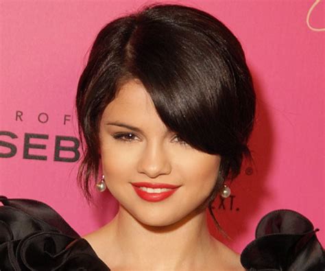 Selena Gomez Biography - Childhood, Life Achievements & Timeline