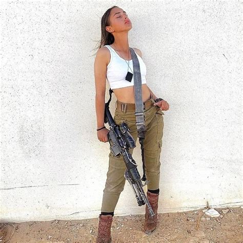 Stunning Israeli Female Soldiers, Young Women, Aged 18-20, Serving In ...