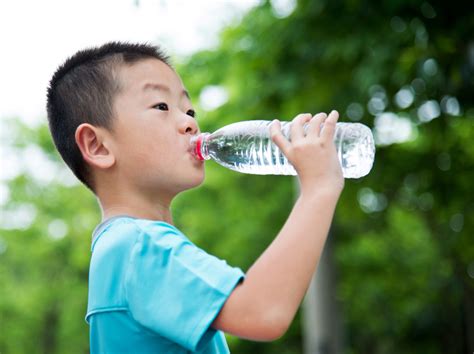 20191104 Little asian boy drinking water outdoors | Inquirer Technology