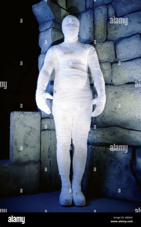 Mummy bandages hi-res stock photography and images - Alamy