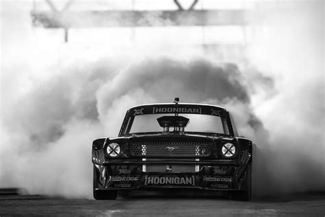 Ken Block's Hoonicorn burnout [https://www.youtube.com/watch?v ...