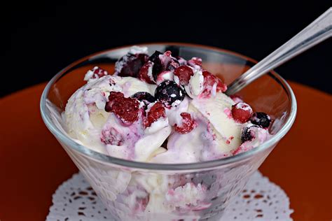 Helado de queso con frutas del bosque | Receta | Helado de queso, Helados caseros, Helado de ...