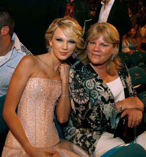 17 Pictures Of Taylor Swift & Her Mother Andrea Finlay - 97.9 The Box