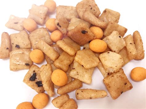 OEM Rice Crackers Spicy Flavor Healthy Snack Mix Foods NON-GMO Free From Frying