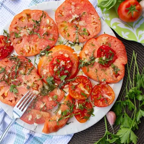 Sliced Tomatoes Salad with Basil, Garlic and Olive Oil - Sustain My Cooking Habit