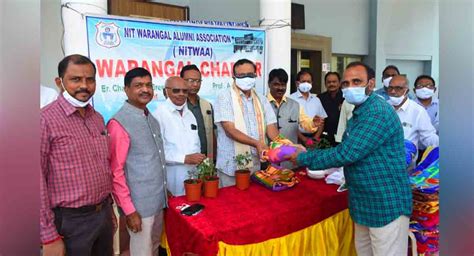 NIT-Warangal alumni body donates blankets, masks to daily wage earners-Telangana Today