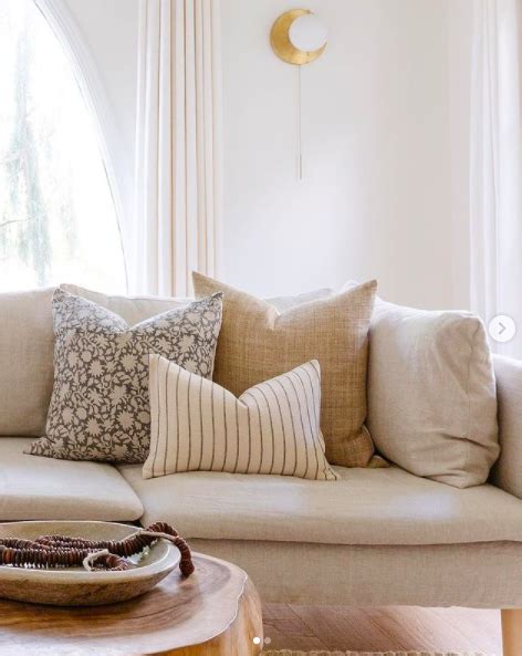 Pretty neutral pillow combination on a stunning cream sofa! | Cream couch living room, Living ...