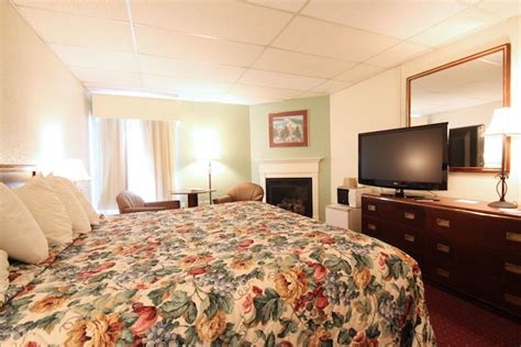 Pet Friendly Bangor Maine Hotel - Next to Hollywood Slots | Maine hotels, Suites, Bangor