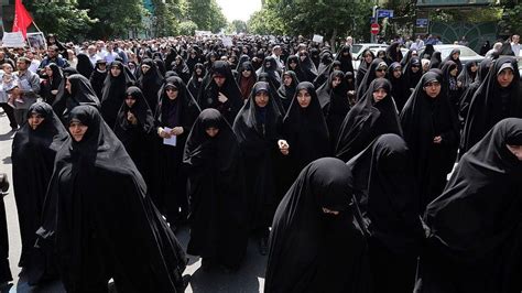 100.000+ woman protests against “Hijab Law” that forces woman in Iran ...