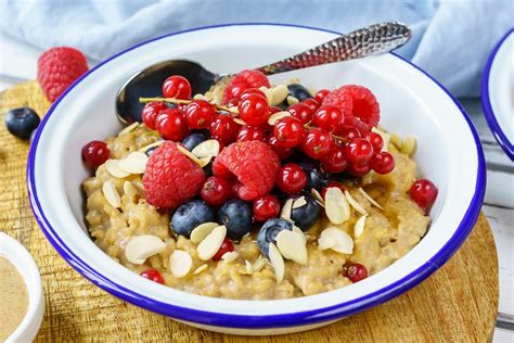 PB Oatmeal and Berries for a Quick and Clean Breakfast Idea! | Recipe ...