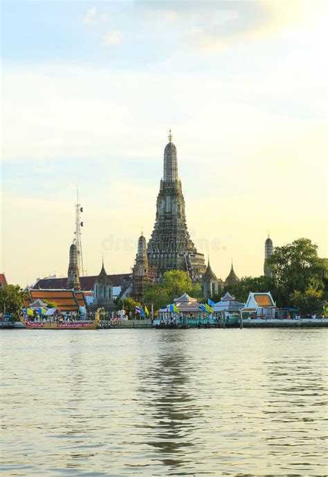 Wat Arun, the Temple of Dawn Stock Photo - Image of arun, attractive: 27398932