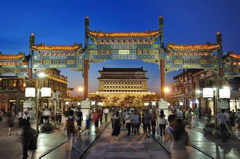 Cenas Da Noite Da Rua De Beijing Qianmen Foto Editorial - Imagem de ...