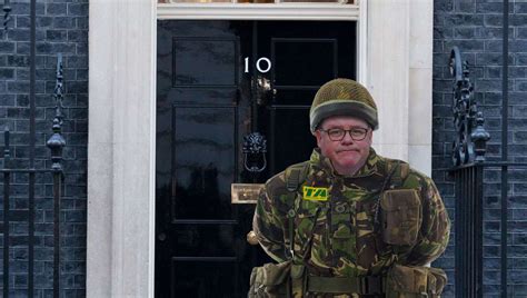 Mark Francois squeezes into his old Territorial Army uniform and tries to gatecrash ‘war cabinet ...