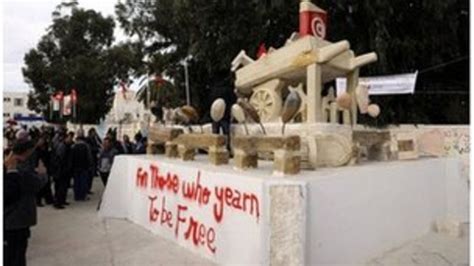 Tunisia unveils Bouazizi cart statue in Sidi Bouzid - BBC News