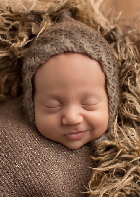 Preciosas imágenes de bebés recién nacidos sonriendoLa nube de algodón