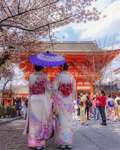 Kyoto lovers Miho on Instagram: “Yasaka Shrine 26/3/2019 The cherry ...