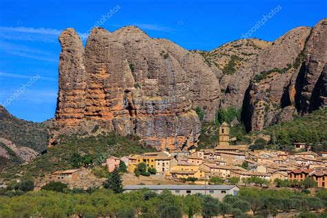 Aguero village at the foot of the dangerous and magnificent Mallos cliffs. Province of Huesca ...