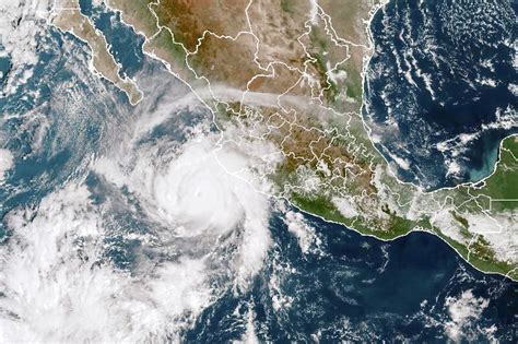 Hurricane expected to bring dangerous surge to Mexico - Taipei Times