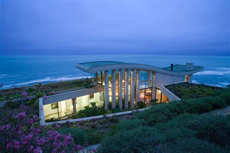 A Beachfront House by Raimundo Anguita in Chile