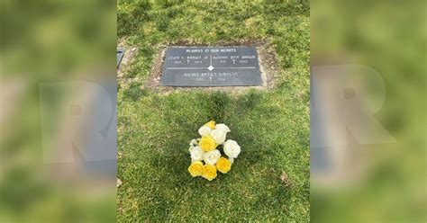 PHOTO: Nicole Brown Simpson's Gravesite Adorned With Flower Bouquet ...