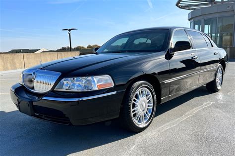 No Reserve: 6k-Mile 2010 Lincoln Town Car Signature L for sale on BaT ...