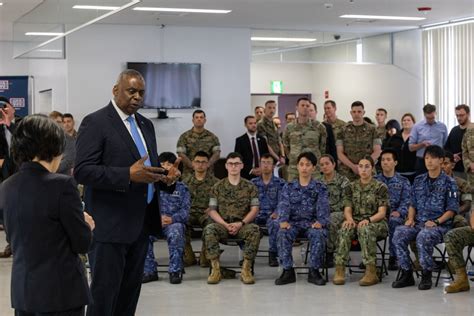 DVIDS - Images - Secretary of Defense visits Marine Corps Air Station Iwakuni [Image 3 of 6]