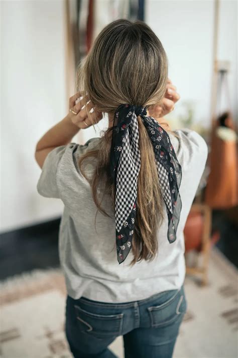 6 Different Ways To Wear A Scarf In Your Hair | Poor Little It Girl