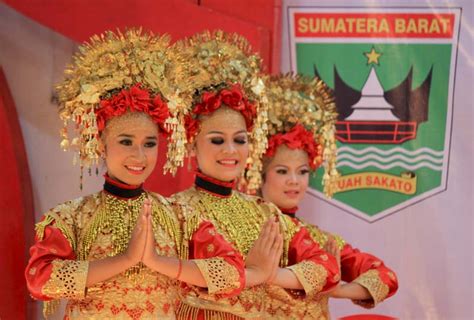 Tari Pasambahan ala West Sumatera | Alumni Association of Van Deventer-Maas Stichting