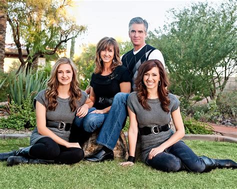 Pin by kyra schafer on Photography poses | Family portrait poses, Photography poses family ...