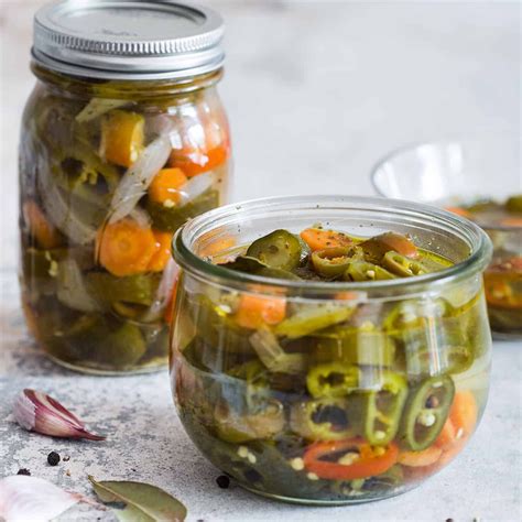 Cómo hacer chiles en escabeche. Receta de chiles con vinagre para acompañar tus comidas