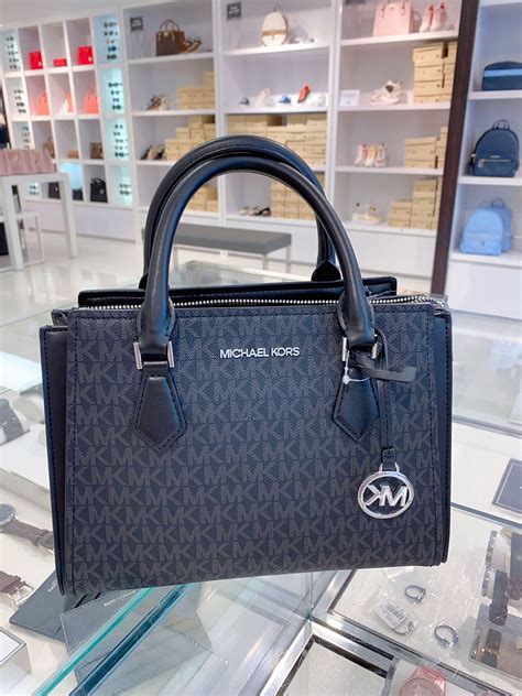 Michael Kors Black Handbag | semashow.com