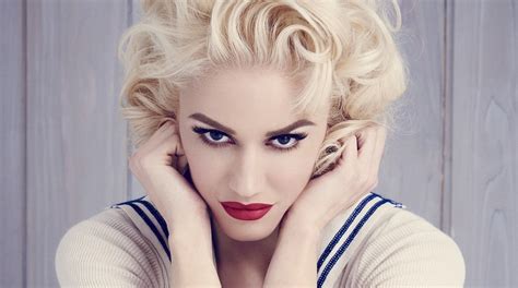 Gwen Stefani Announces Deluxe Christmas Album • chorus.fm