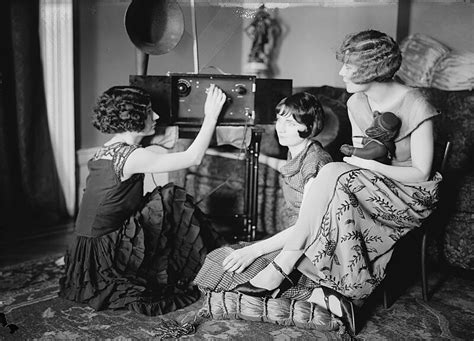 Radios In The 1920s - LEGIMIN SASTRO