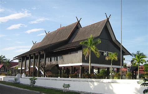 Rumah Adat Kalimantan Tengah (Rumah Betang), Gambar, dan Penjelasannya | Adat Tradisional