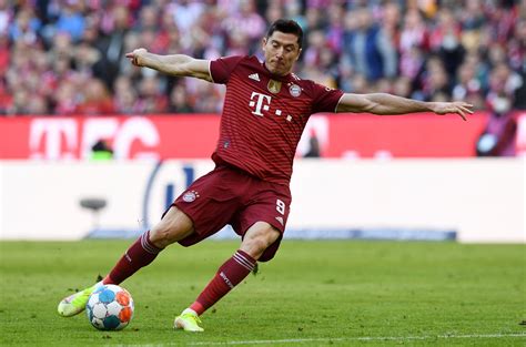 Lewandowski scores to keep Bayern Munich top of Bundesliga | Daily Sabah