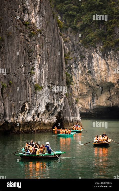 Tourists sightseeing in Ha Long Bay Stock Photo - Alamy