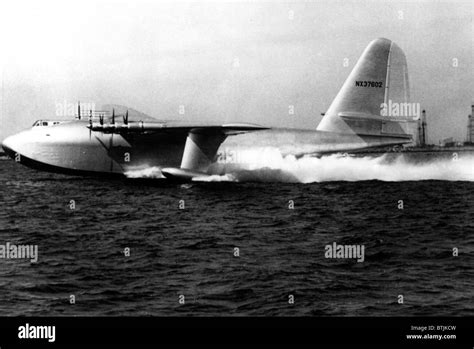 HOWARD HUGHES, flying his plane "Spruce Goose" across Los Angeles Harbor 11/2/47 Stock Photo - Alamy