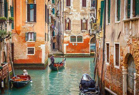 Venetian Gondola: The memorable view of the floating city | KAYAK