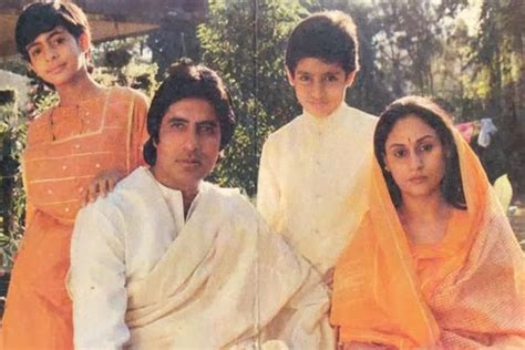 Indianhistorypics: Amitabh and Jaya Bachchan with young Abhishek Bachchan and Shweta Nanda