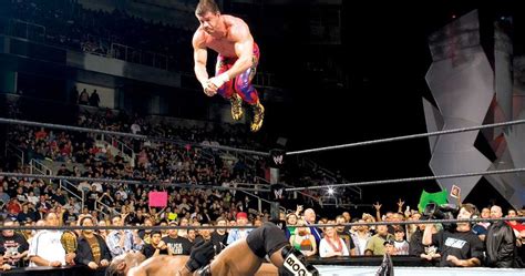 5 WWE Superstars With Iconic Finishers (& 5 Wrestlers Who Did It Better)