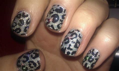 Scarletcow: Nails: Glitter leopard print.