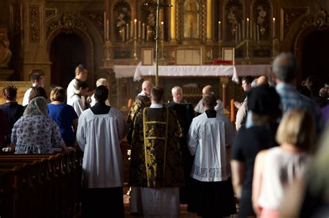 New Liturgical Movement: Photos of Thursday's Requiem Mass at the CMAA Colloquium