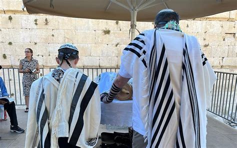 Lapid phones American boy whose Western Wall bar mitzvah was overrun by zealots | The Times of ...