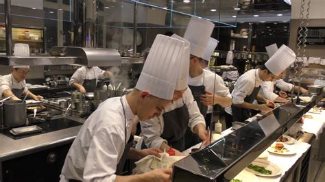 Busy kitchen at the Michelin star awarded Del Cambio - YouTube