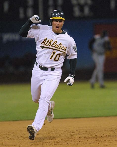 2002 A's watch closely as Indians go for AL consecutive-wins record