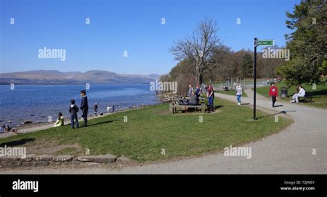 Balloch Country Park, UK. 10th Apr, 2019. Beautiful spring sunshine at Balloch Castle Country ...