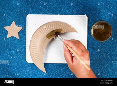 6 Diy Ramadan kareem croissant de lune avec une étoile d'une plaque de carton à usage unique et ...