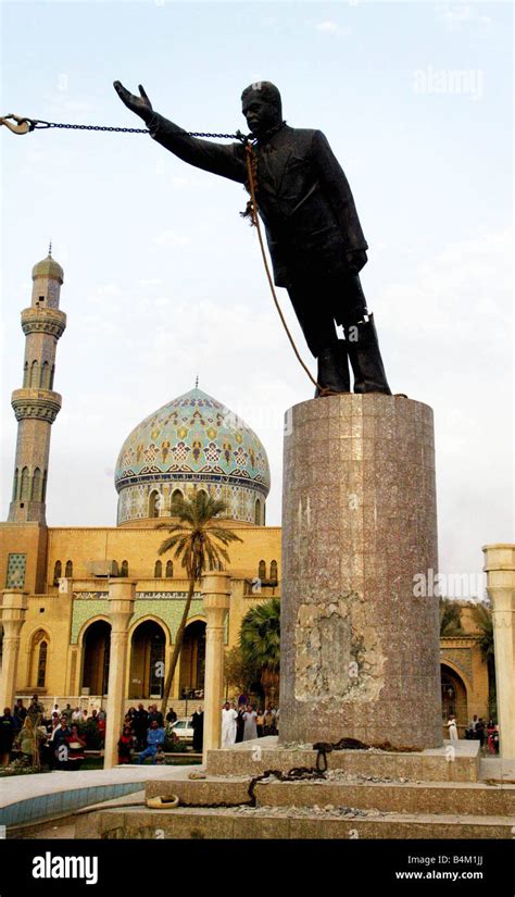 Saddam hussein statue hi-res stock photography and images - Alamy